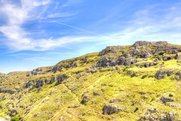 Kreuzkirche. sassi der matera. Basilikata unter blauem Himmel — Stockfoto