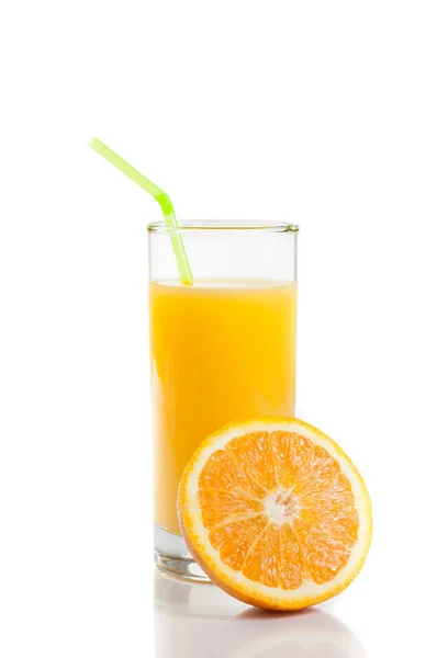 Fullt glas apelsinjuice med halm nära halv apelsin — Stockfoto