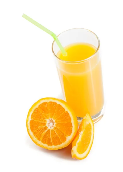 Blick von oben auf ein volles Glas Orangensaft mit Stroh in der Nähe einer halben Orange — Stockfoto