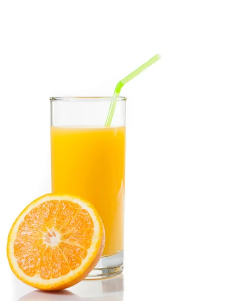 Kieliszek soku pomarańczowego słomą i pół pomarańczy z miejsca na tekst — Zdjęcie stockowe