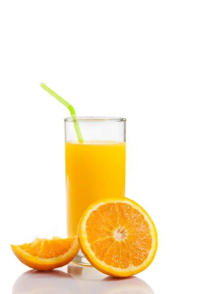 Plein verre de jus d'orange avec de la paille près de la moitié orange avec espace pour le texte — Photo