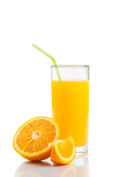 Glas apelsinjuice med halm nära halv apelsin och skiva med utrymme för text — Stockfoto