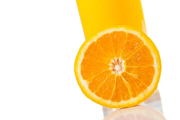 Szczegóły pełną szklankę soku pomarańczowego w pobliżu połówką pomarańczy z miejsca na tekst — Zdjęcie stockowe