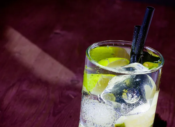 Cocktail con fetta di ghiaccio e lime e spazio per il testo — Foto Stock