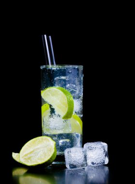 kokteyl buz ve limon dilimi ile saman ve metin için yer