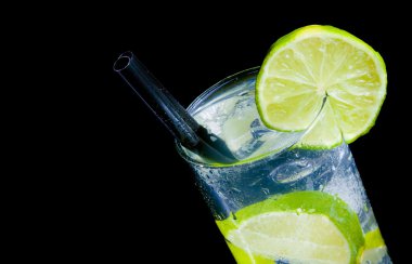 üstte ve metin için yer buz ve limon dilimi ile kokteyl