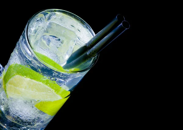 Vista panoramica di cocktail con fetta di ghiaccio e calce e spazio per testo — Foto Stock