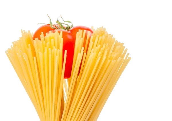 Ruwe pasta spaghetti met tomaat binnen op witte achtergrond met ruimte voor tekst — Stockfoto