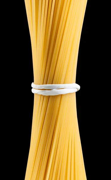 Ruwe pasta spaghetti op zwarte achtergrond — Stockfoto