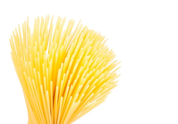 Ruwe pasta spaghetti op witte achtergrond met ruimte voor tekst — Stockfoto