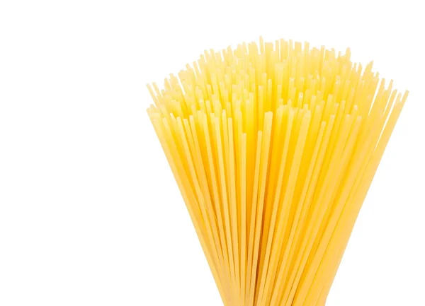 Ruwe pasta spaghetti geïsoleerd op een witte achtergrond met ruimte voor tekst — Stockfoto