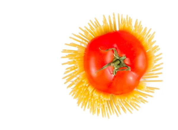 Parte superior de la vista de espaguetis de pasta cruda con tomate en el interior sobre fondo blanco con espacio para texto —  Fotos de Stock