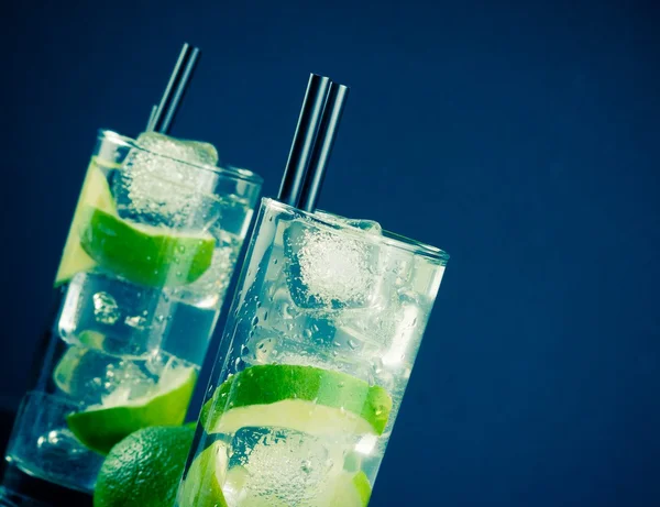 Två glas med cocktail och is med lime skiva — Stockfoto