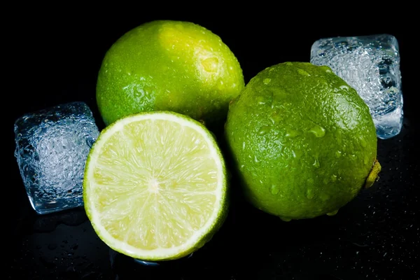 Close-up of fresh lime with ice cubes — Stock Photo, Image