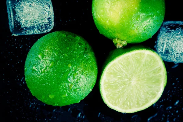 Topo de vista de limão fresco com cubos de gelo — Fotografia de Stock