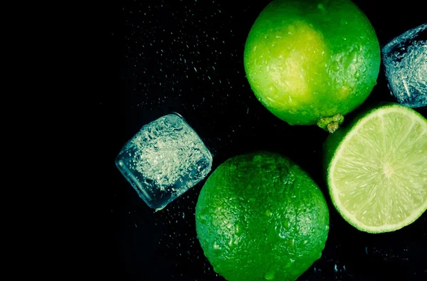 Blick von oben auf frische Limette mit Eiswürfeln und Platz für Text — Stockfoto