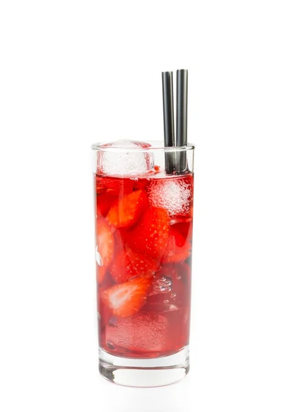 Cocktail alla fragola con ghiaccio isolato — Foto Stock