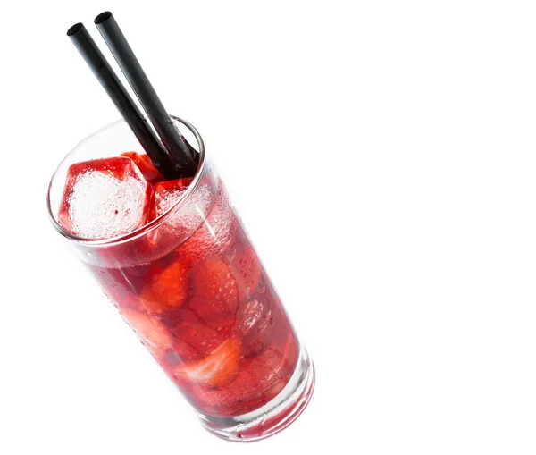 Cocktail alla fragola con ghiaccio isolato e spazio per il testo — Foto Stock