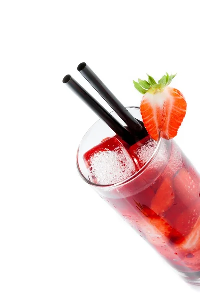 Dettaglio di cocktail alla fragola con ghiaccio isolato con fragola in cima — Foto Stock