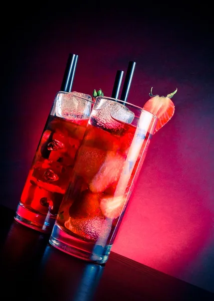 Vasos de cóctel de fresa con hielo en la mesa de madera —  Fotos de Stock