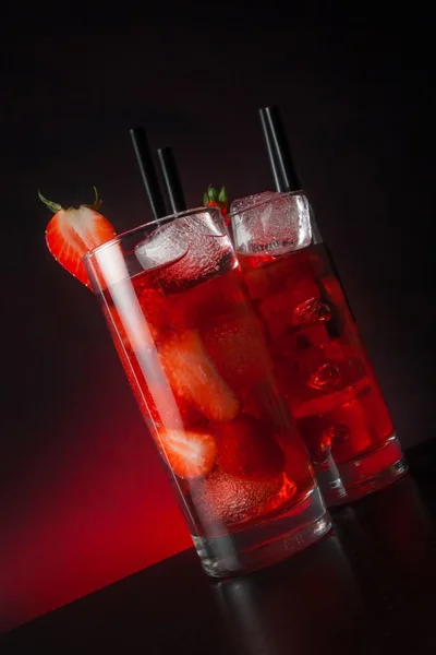 Dos vasos de cóctel de fresa con hielo en la mesa de madera — Foto de Stock