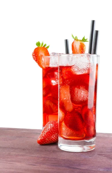 草莓鸡尾酒与附近草莓的旧木桌上的冰 — 图库照片