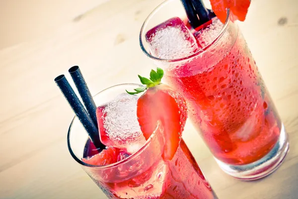 Två glas av strawberry cocktail med is på gamla bord av trä, gammal stil — Stockfoto