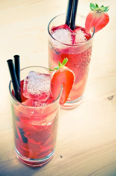 Glasögon jordgubbsplantor cocktail med is på gamla bord av trä, gammal stil — Stockfoto