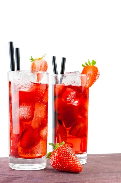 Due bicchieri di cocktail alla fragola con ghiaccio e fragola in cima — Foto Stock