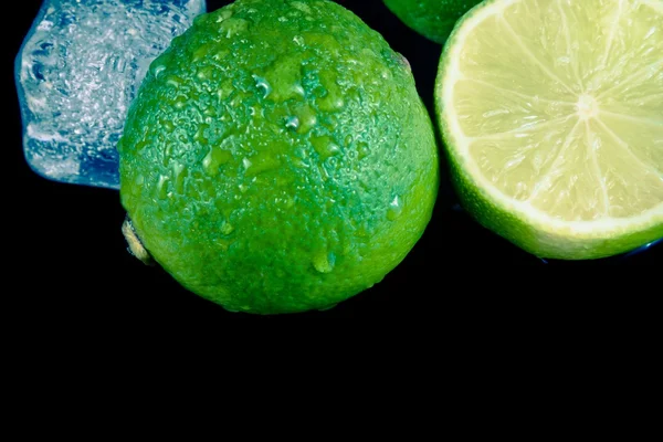 Close-up de limão fresco com cubos de gelo — Fotografia de Stock