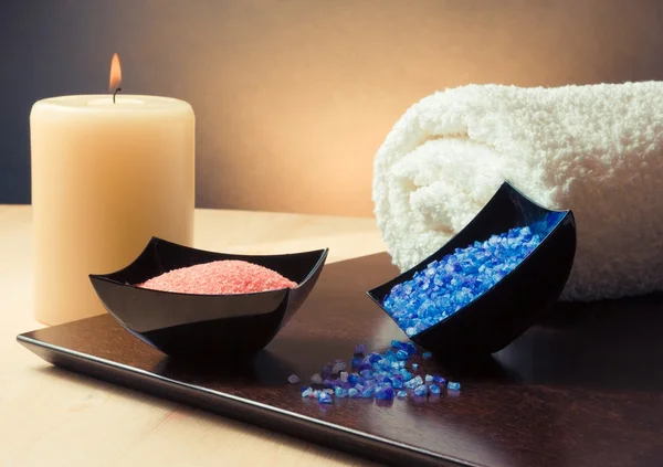 Spa masáž hranice pozadí s ručníky skládané, svíčka a moře sůl — Stock fotografie