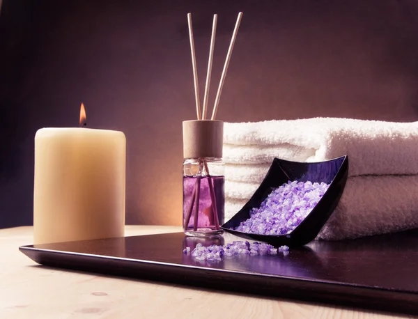 Spa sınır arka plan yığılmış bir havlu ile Masaj, deniz tuzu ve difüzör parfüm