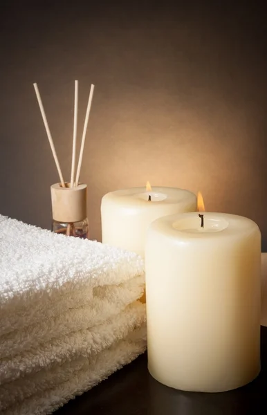 Fondo de borde de masaje spa con toalla apilada y velas — Foto de Stock