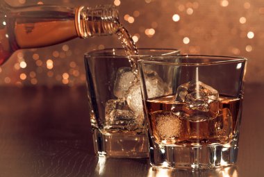 Barmen viski viski cam arkasında dökme