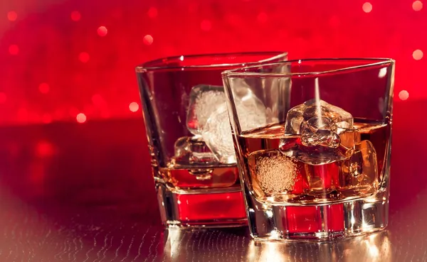 boş viski cam önünde buzlu viski cam 