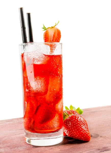 Cocktail alla fragola con ghiaccio sul vecchio tavolo di legno — Foto Stock