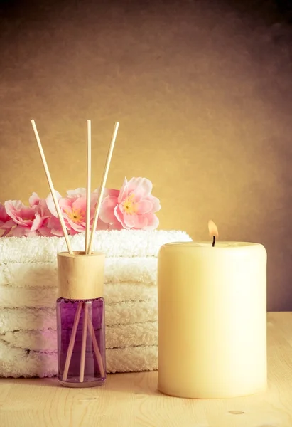 Spa massage gränsen bakgrunden med handduk staplade, parfym diffusor — Stockfoto