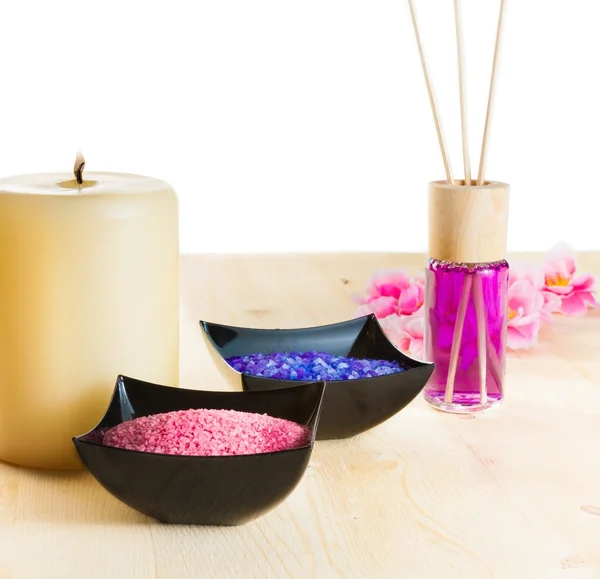 Wellness massage grens achtergrond met parfum diffusor en zeezout — Stockfoto