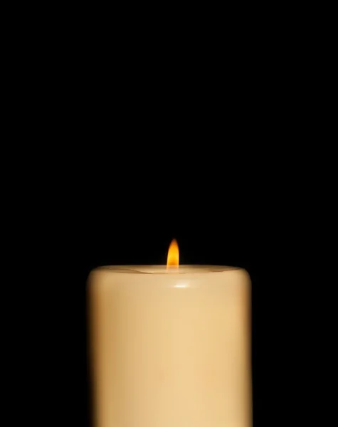 Свеча с пламенем, изолированным на черном — стоковое фото