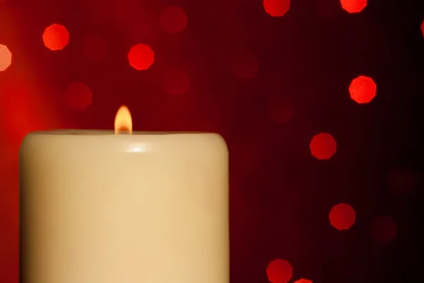 Meia vela com chama na mesa de madeira, tema de Natal — Fotografia de Stock