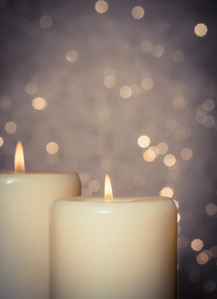 Kerzen mit Flamme auf Bokeh — Stockfoto