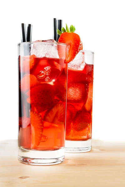 Glasögon jordgubbsplantor cocktail med is på trä ljusbord — Stockfoto