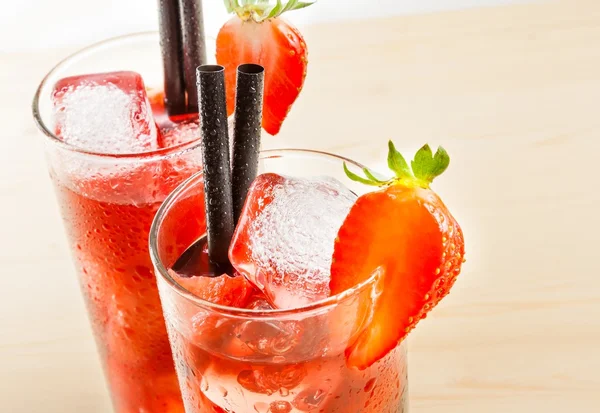Detalhe de dois copos de coquetel de morango com gelo na mesa de madeira leve — Fotografia de Stock