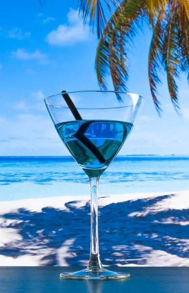 Голубой коктейль на пляже на деревянном столе — стоковое фото