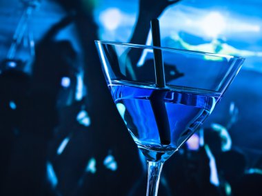 Ayrıntı alanı metin için bir disko masada mavi kokteyl içeceği
