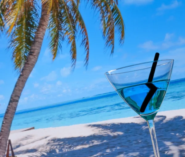 Blue cocktail op strand — Stockfoto