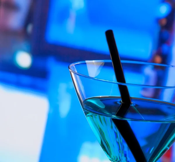 Detail of blue cocktail drink on a bar table with space for text — Stock Photo, Image