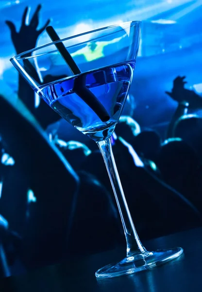 Blue cocktail drink on a disco table — Stock Photo, Image