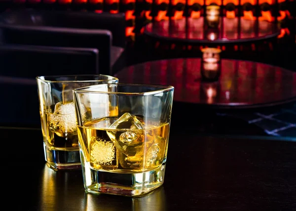 Whisky glas med is i en lounge bar Royaltyfria Stockfoton