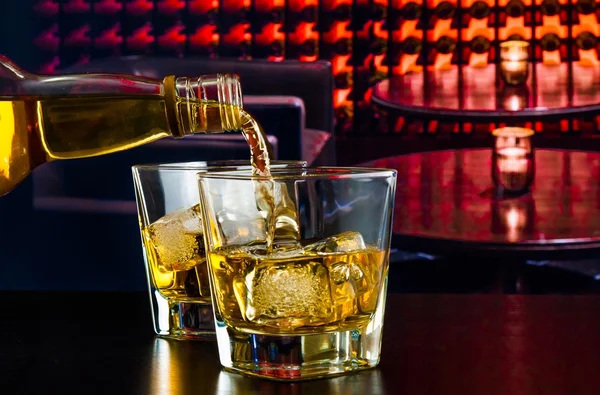 Barmen lounge barda viski yağıyor